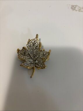 Vintage Gold-Tone Leaf Brooch with Clear Crystal Detailing 10kt Gold